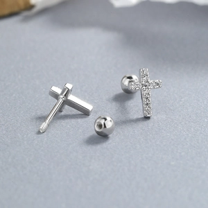 Paire de boucles d'oreilles croix en argent 925 avec un côté serti de zircons brillants