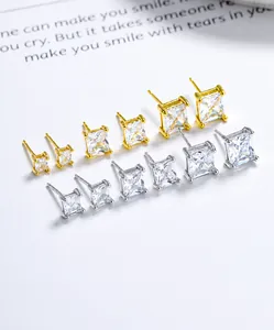 Détail de boucles d'oreilles en argent S925 avec zircons carrés dorés et argentés