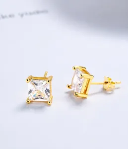 Vue macro de boucles d'oreilles en zircon carré avec monture à quatre griffes en argent S925