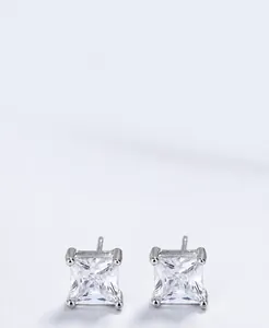 Détail de boucles d'oreilles en argent S925 avec zircon carré et serti à quatre griffes