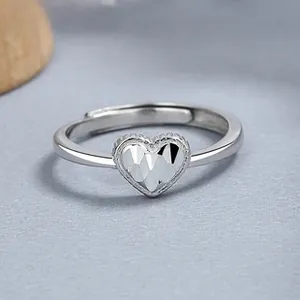 Macro di anello in argento 925 con cuore sfaccettato e apertura regolabile da donna