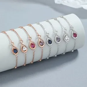Détail de bracelets infini en argent S925 ornés de zircons colorés sur un présentoir