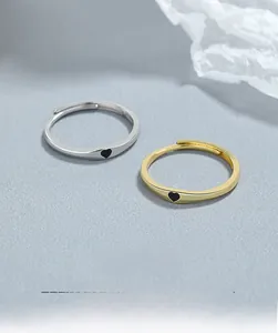 Dettaglio degli anelli a cuore S925 argento e oro con fascia regolabile ed incisione