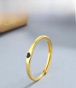 Dettaglio dell'anello in argento sterling s925 con placcatura multistrato e cuore nero