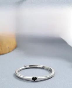 Dettaglio dell'anello in argento S925 con cuore nero e placcatura spessa di lusso