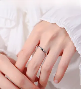 Dettaglio dell'anello a cuore in argento sterling 925 indossato su un dito