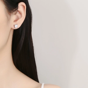 Boucles d'oreilles carrées en argent avec zircone sur modèle au style minimaliste