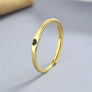 Anello aperto minimalista in argento 925 dorato con motivo a cuore nero per un look chic