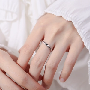 Anello aperto in argento sterling 925 con cuore nero, design minimalista elegante