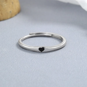 Anello aperto minimalista in argento sterling 925 con elegante design a cuore nero da donna