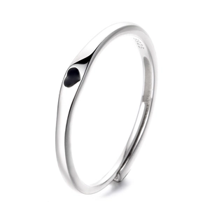 Anello minimalista in argento sterling S925 con un piccolo cuore nero smaltato