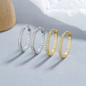 Detailansicht von Creolen aus 925er Silber und Gold mit funkelnden Zirkoniasteinen