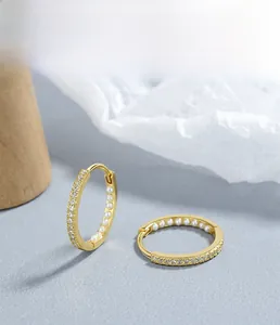Detail von 925er Silberohrringen in Gold mit Kristallen und zarten Mini-Perlen