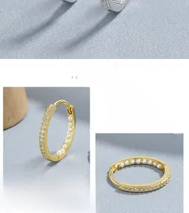 Detailansicht der Ohrringe aus 925er Sterlingsilber mit Zirkonia-Pavé und Perlenbesatz