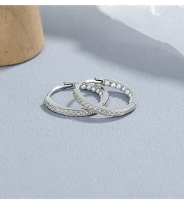 Details von 925er Sterling Silber Creolen mit Zirkonia-Besatz und kleinen Perlenperlen