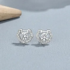 Dettaglio macro di orecchini a lucchetto in argento 925 con zirconi e pietra centrale tonda