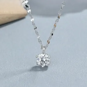 Détail d'un collier en argent à six griffes avec un zircon cubique brillant de taille ronde