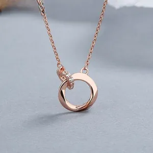 Vue détaillée du pendentif cercles entrelacés en or rose avec cristaux et gravure 7mo
