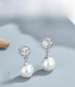 Détail de boucles d'oreilles perles en argent S925 avec zircons et placage multicouche