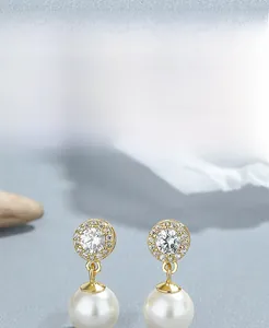 Gros plan de boucles d'oreilles en argent S925 avec perles et oxydes de zirconium