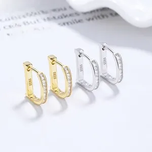 Détail macro de boucles d'oreilles en argent S925 en forme de D avec pavé de diamants