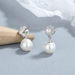 Boucles d'oreilles élégantes en argent 925 avec zircons scintillants et perles rondes