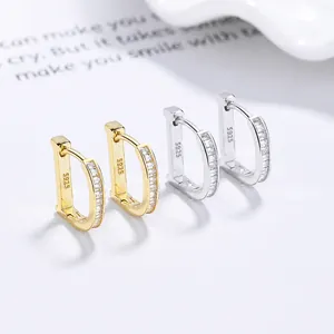 Orecchini a cerchio a D in argento S925 con zirconi incastonati in finitura oro e argento
