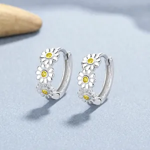 925 sterling zilveren madeliefje oorringen met gele zirkoon op een lichtblauwe basis
