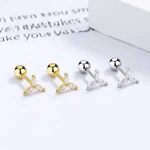 Vue détaillée des boucles d'oreilles feuilles en argent 925 avec cristaux