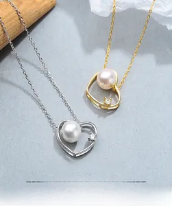Détails des colliers cœur évidés en or et argent avec perles blanches élégantes