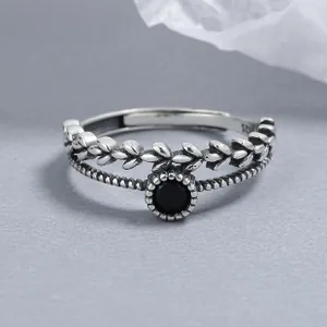 Détail de bague rétro en argent sterling S925 avec pierre noire et motifs de feuilles