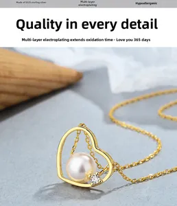 Détail macro du pendentif cœur creux en argent 925 avec incrustation de perle blanche