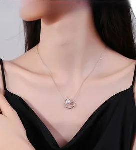 Détail du collier coeur en argent 925 avec perle centrale et petits diamants