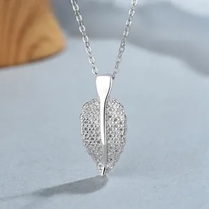 Gros plan du pendentif feuille en argent sterling 925 avec zircons scintillants sertis