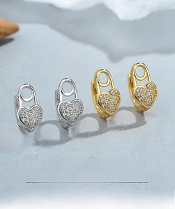 Dettaglio orecchini a cuore in argento 925 con pavé di strass in oro e argento