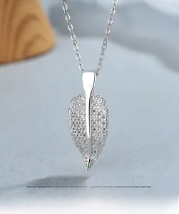 Vue macro du pendentif en forme de feuille pavé de zircons sur collier argent