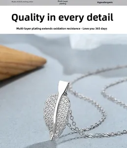 Vue macro du pendentif feuille en argent S925 avec sertissage micro-pavé de zircons brillants