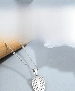 Vue détaillée du pendentif feuille en argent 925 avec sertissage de zircons brillants