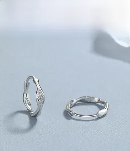 Detail der S925 Sterling Silber Mobius Ohrringe mit Diamanteinlage und Mehrschichtplattierung