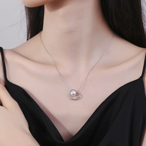 Collier en argent 925 avec pendentif cœur évidé et perle, style ras du cou minimaliste