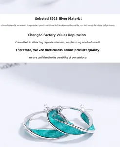 Dettaglio orecchini Mobius in argento con smalto verde e marchio in argento sterling 925