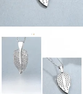 Détail macro du pendentif feuille montrant le poinçon S925 en argent et les zircons