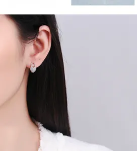 Dettaglio degli orecchini a lucchetto a cuore in argento 925 con pavé di pietre zircone