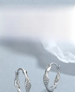 Makroaufnahme von 925 Sterling Silber Mobius-Ohrringen mit weißen Zirkonia und S925-Stempel