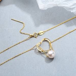 Collier en argent 925 avec pendentif cœur ajouré et perle blanche au style minimaliste