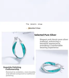 Dettaglio degli orecchini Mobius in argento sterling 925 con intarsio in smalto verde