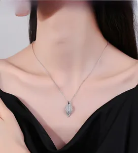 Détail du collier avec pendentif feuille en argent 925 et cristaux sur un mannequin