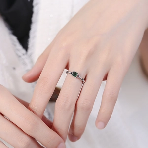 Vintage 925 sterling silver chain ring featuring a square emerald green gemstone