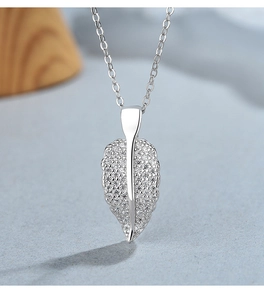 Vue macro d'un pendentif feuille en argent sterling 925 avec sertissage de zircons