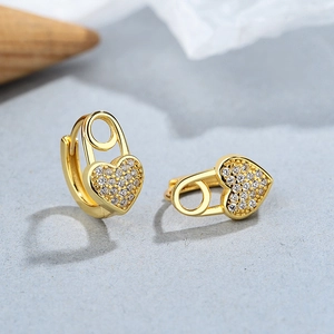 Orecchini a cerchio a cuore in argento 925 dorato con pavé di zirconi scintillanti